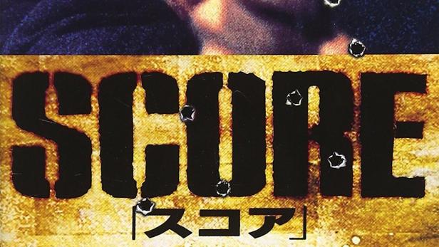 Das DVD-Cover des Films „Score“ zeigt einen Mann mit einer Waffe und mehrere Charaktere unten.
