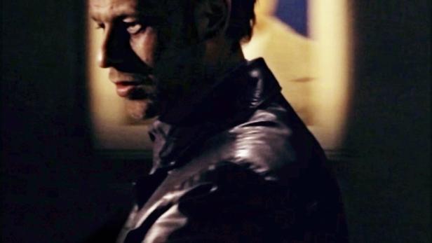 Das Filmplakat für „Das Geständnis“ zeigt einen Mann vor einem Porträt.