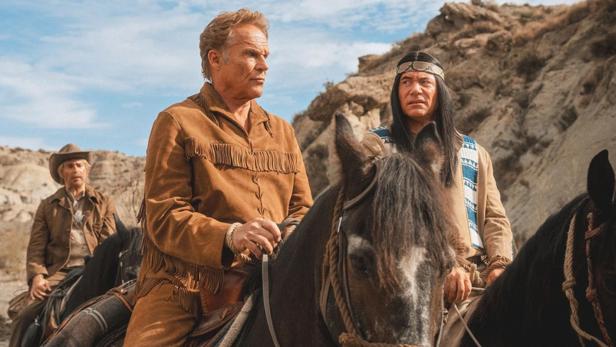 Winnetou und Old Shatterhand reiten in „Der Ölprinz“ durch die Prärie.