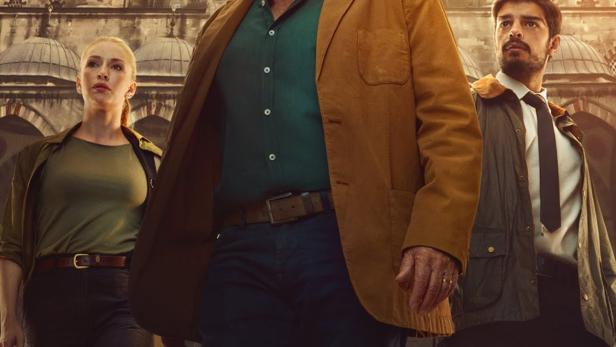 Das Filmplakat zu „The Turkish Detective“ zeigt drei Ermittler vor der Blauen Moschee in Istanbul.