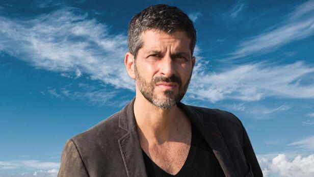 Das Filmplakat zu „Kommissar Dupin: Bretonisches Gold“ zeigt Pasquale Aleardi vor einem Küstenhintergrund.