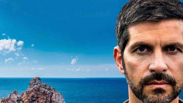 Das Filmplakat zu „Kommissar Dupin: Bretonischer Stolz“ zeigt den Kommissar vor einer Küstenlandschaft.