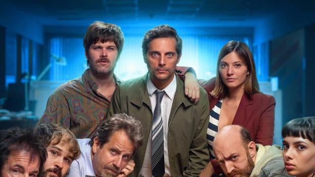 Das Filmplakat für „Robo Mundial“ zeigt eine Gruppe von Personen um einen Tisch.