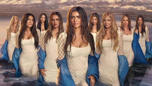 Das Filmplakat zu „The Secret Lives of Mormon Wives“ zeigt Frauen, die in einem See stehen.