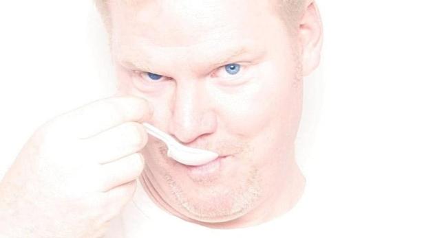 Das Buchcover von Jim Gaffigans „Beyond the Pale“ zeigt ihn, wie er mit einem Löffel isst.