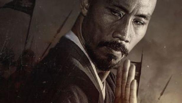 Ein Mann in traditioneller Kleidung vor einer Schlacht im Netflix-Film „Marco Polo: One Hundred Eyes“.