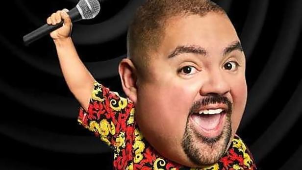 Der Comedian Gabriel Iglesias hält ein Mikrofon in der Hand.