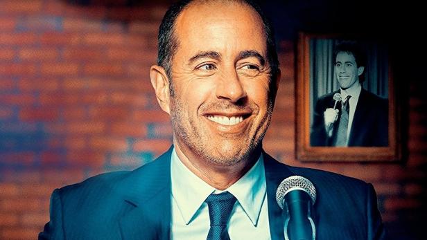 Das Poster für „Jerry Before Seinfeld“ zeigt Jerry Seinfeld vor einem Mikrofon.