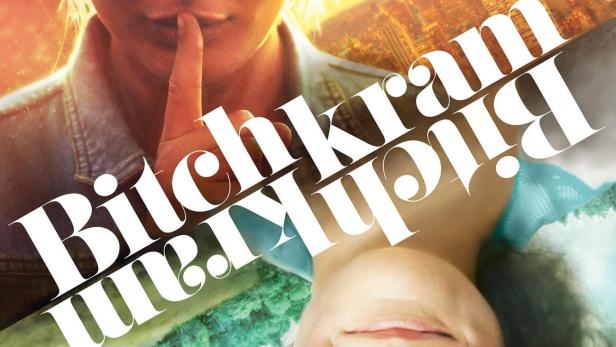Das Filmplakat für „Bitchkram“ zeigt zwei Frauen, eine vor einer Stadtkulisse, die andere vor einem Haus auf dem Land.