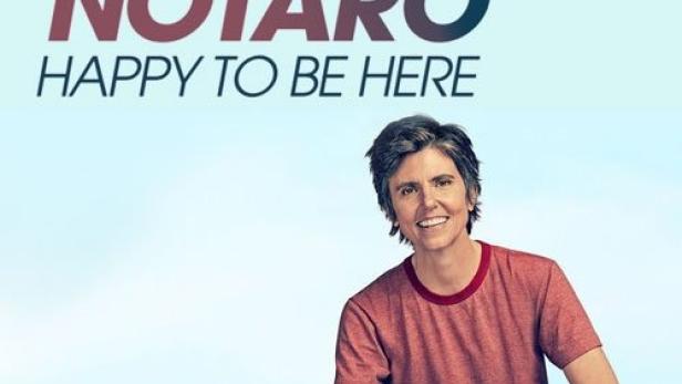 Die Komikerin Tig Notaro sitzt auf einer stiliserten Weltkugel.