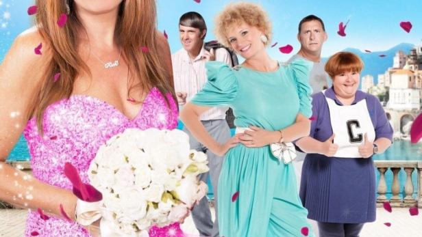 Das Filmplakat für „Kath & Kimderella“ zeigt die Besetzung vor einer Küstenkulisse.