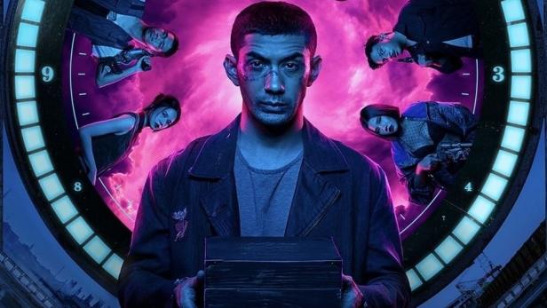 Ein Mann hält eine Kiste vor einem Uhrhintergrund für den Film „24 Jam Bersama Gaspar“.