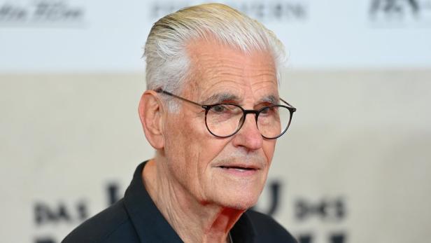 Sky du Mont mit Brille bei einer Veranstaltung.