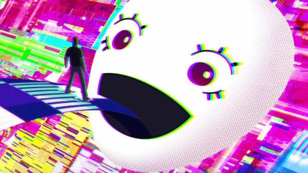 Ein Mann steht vor einer riesigen, schreienden Maske in „The Antisocial Network: Memes to Mayhem“.