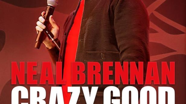 Der Comedian Neal Brennan mit Mikrofon auf der Bühne, beworben für „Crazy Good“.