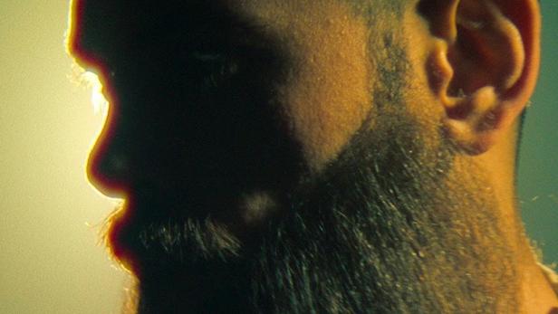 Das Filmplakat für „Antares de la Luz: La Secta del Fin del Mundo“ zeigt einen Mann mit Bart im Profil.