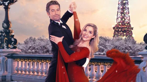 Ein Paar tanzt vor dem Eiffelturm im Filmplakat zu „A Paris Christmas Waltz“.