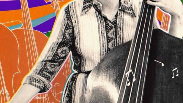 Eine Frau mit Brille spielt Kontrabass vor einem psychedelischen Hintergrund.