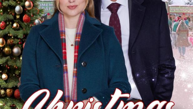Das Filmplakat für „Christmas on Windmill Way“ zeigt ein Paar vor einer Windmühle und einem Weihnachtsbaum.