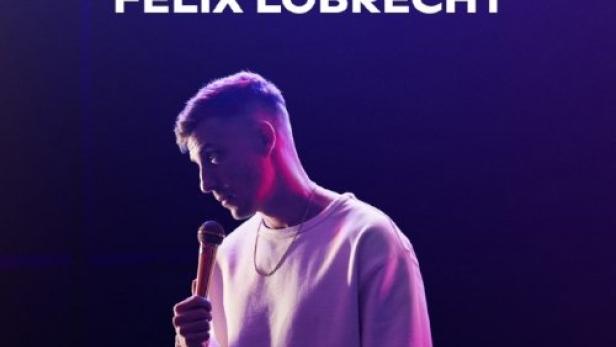 Felix Lobrecht steht vor einem Neon-Schild mit der Aufschrift „All You Can Eat“ und hält ein Mikrofon.