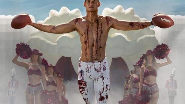 Das Filmplakat für „Him: Der Grösste Aller Zeiten“ zeigt einen Footballspieler mit Cheerleadern.