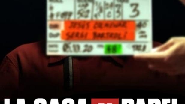 Ein verhülltes Gesicht hinter einer Filmklappe für „La Casa de Papel: De Tokio a Berlín“.