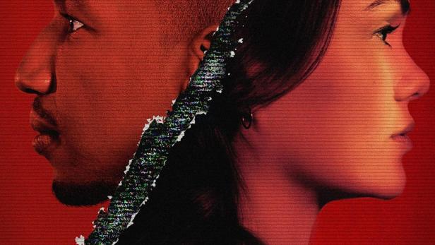 Das Filmplakat für „Archive 81“ zeigt die Profilansichten eines Mannes und einer Frau, getrennt durch einen Streifen mit Bildstörungen.