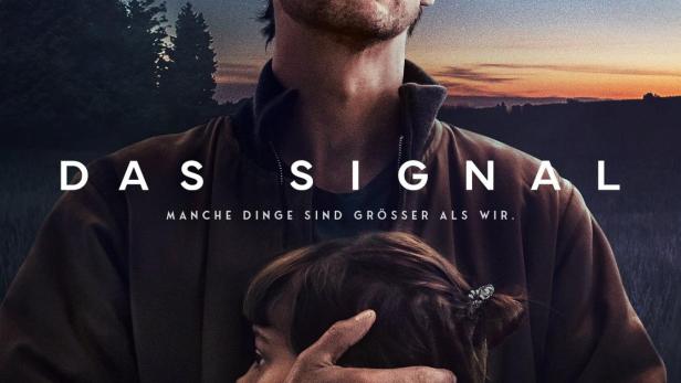 Ein Mann umarmt ein Kind auf dem Poster für die Netflix-Serie „Das Signal“.