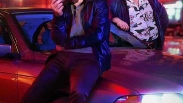 Zwei Männer lehnen an einem Auto unter dem Titel „Crooks“.