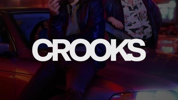Zwei Männer posieren vor einem Auto für die Serie „Crooks“.