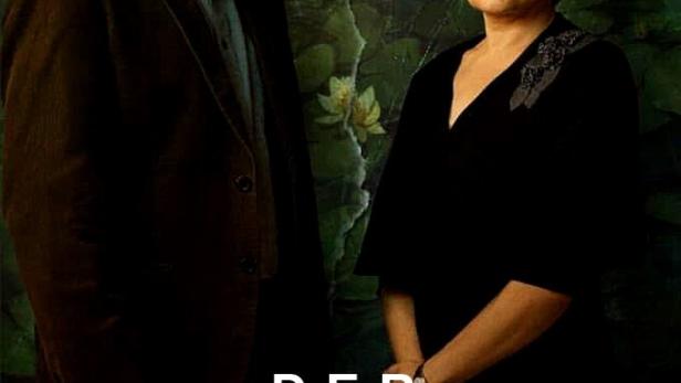 Ein Mann und eine Frau vor einem gemalten Hintergrund, Plakat für „Der Fall Asunta“.