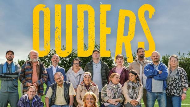 Das Filmplakat für „Voetbalvaders“ zeigt eine Gruppe von Eltern auf einem Fußballfeld.