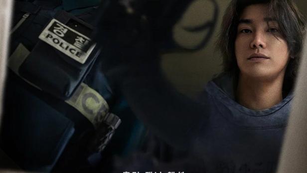 Ein Polizist und ein Mann mit einer Waffe im Filmplakat für „Trigger“.