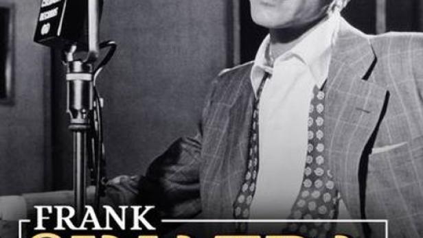 Frank Sinatra steht vor einem Mikrofon, vermutlich während einer Aufnahme.