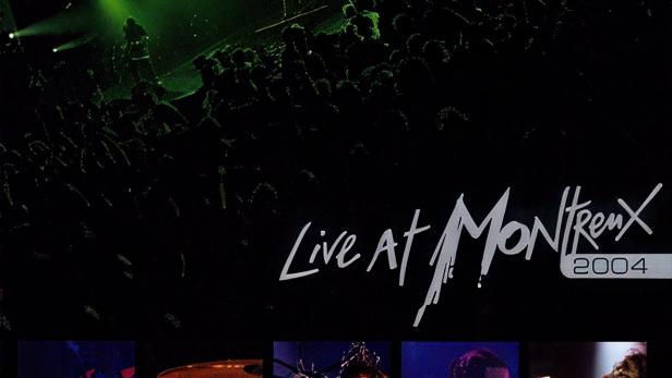 Das Cover von „Korn: Live at Montreux 2004“ zeigt die Band auf der Bühne vor einem Publikum.