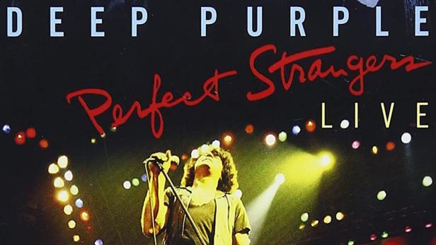 Das Cover des Live-Albums „Perfect Strangers“ von Deep Purple zeigt die Band auf der Bühne.