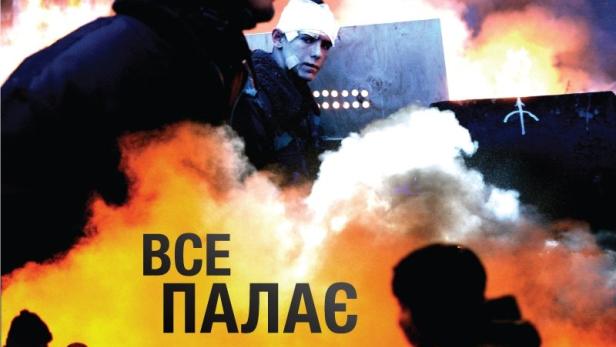 Das Filmplakat für „All Things Ablaze“ zeigt zwei Männer vor einem brennenden Gebäude.