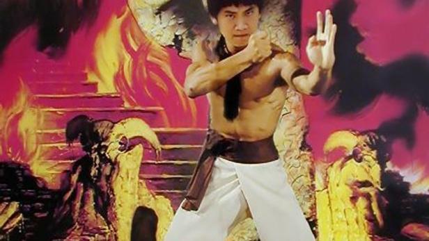 Ein Mann in Kampfpose auf dem Filmplakat zu „Der Todestempel des Shaolin“.