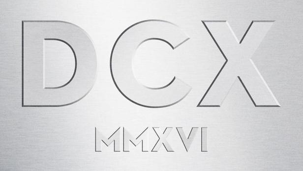Die Buchstaben DCX und die römische Zahl MMXVI sind in eine silberne Oberfläche eingeprägt.