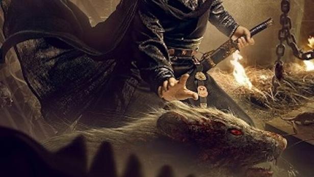 Ein Mann in traditioneller Kleidung mit einem Schwert vor einem Rattenmonster im Film „Detective Dee und das Geheimnis des Rattenfluchs“.