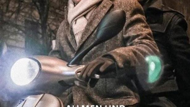 Zwei Männer, vermutlich aus „Allmen und das Geheimnis der Libellen“, fahren auf einem Motorroller.