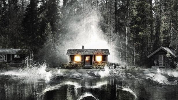 Das Filmplakat für „Lake Fear – See der Angst“ zeigt ein Haus am See und einen Totenkopf unter der Wasseroberfläche.