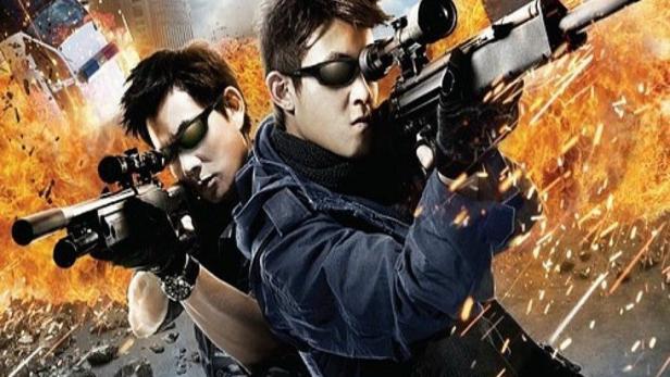 Das Filmplakat für „The Sniper“ zeigt zwei Scharfschützen vor einem Hintergrund aus Explosionen und Hubschraubern.