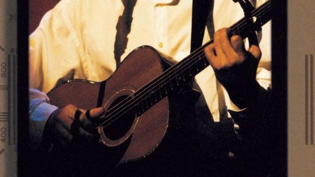 James Taylor spielt live im Beacon Theatre Gitarre.