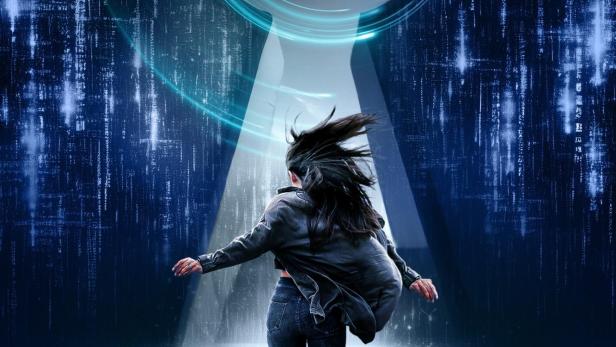 Eine Frau rennt auf das Logo „A.I. Unsichtbarer Feind“ zu.