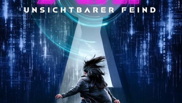 Das Cover des Films „A.I. – Unsichtbarer Feind“ zeigt eine Frau, die auf ein leuchtendes Tor zuläuft.