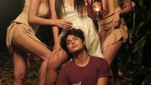 Das Filmplakat für „Jealousy: Lust und Eifersucht“ zeigt eine Gruppe junger Menschen im Wald.