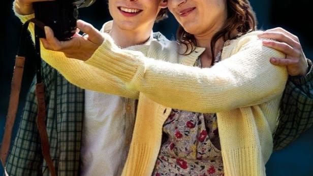 Das Filmplakat zu „Wir für immer“ zeigt Marie Leuenberger und Philip Günsch, die ein Foto machen.