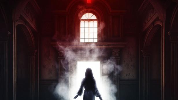 Eine Frau in einem langen weißen Kleid steht in einer Kirche, im Hintergrund ein umgedrehtes Kreuz.