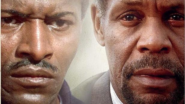 Das Filmplakat für „Namibia: Der Kampf um die Freiheit“ mit Carl Lumbly und Danny Glover.